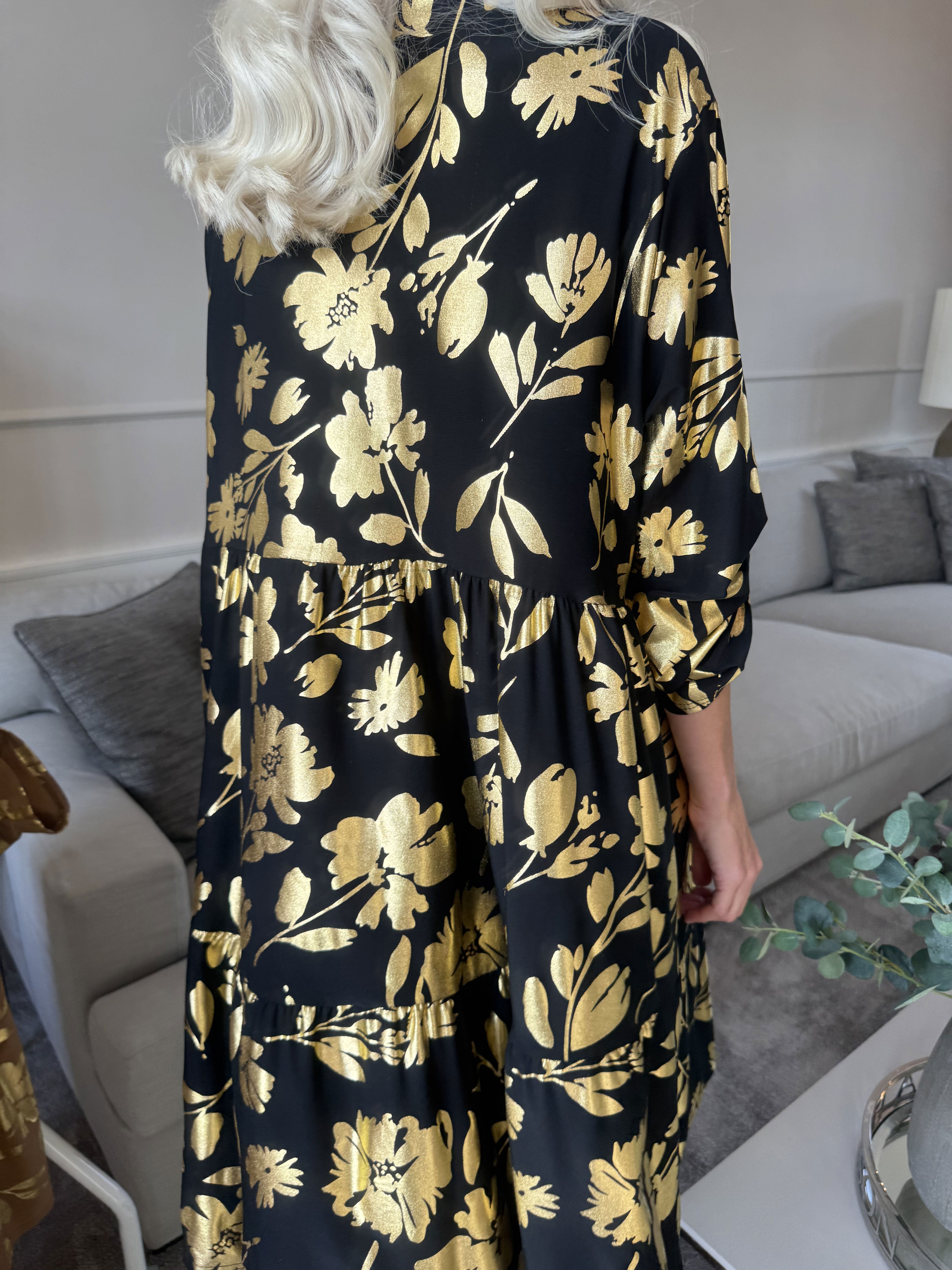 Milano Gold Flower Midi - Klänning med guldblad och lager-på-lager-look